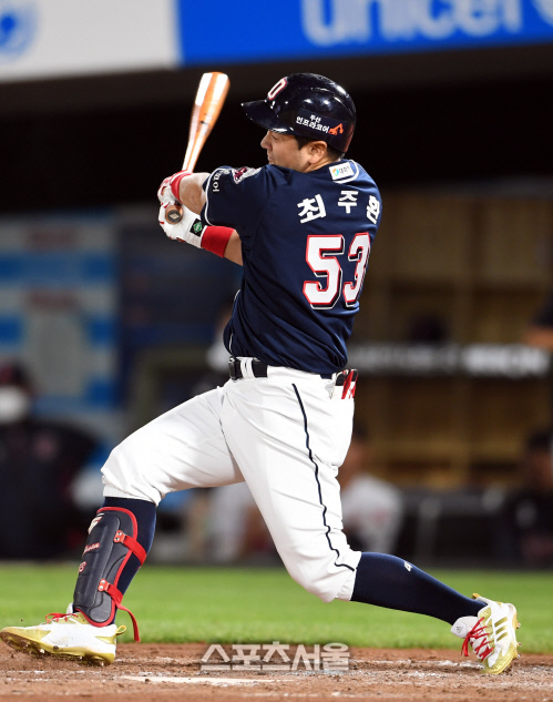 [포토]두산 최주환, 롯데 진명호 상대 시즌 1호 홈런