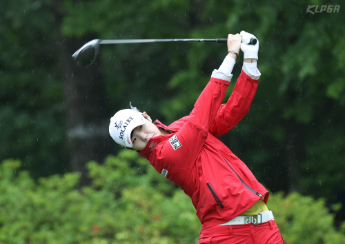 박성현 11번홀 티샷 날리고 있다 (2)