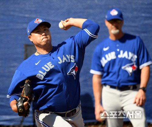 [포토] 류현진, 투수 코치 앞에서 괴력투