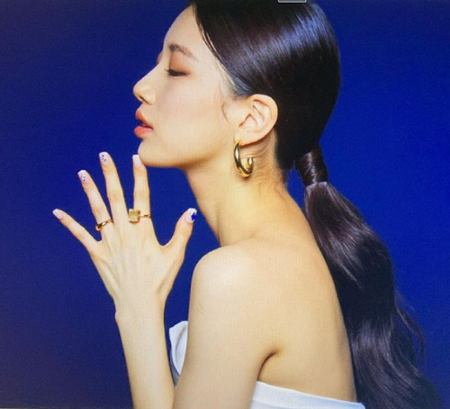 '손끝까지 예쁨 가득' 배우 수지, 광고촬영 현장 [★SNS]