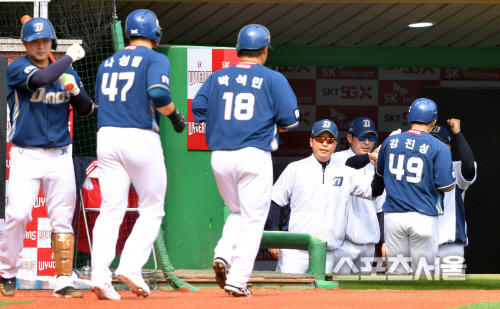 역전 3점홈런 강진성, 이동욱 감독 화색이.. [포토]