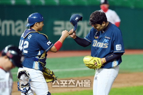 [포토]1.1이닝 무실점으로 시즌 첫 승 따내는 NC 강동연