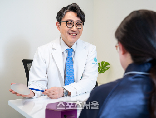 가슴확대 성형수술, 보형물 VS 지방이식... 내게 맞는 수술은?