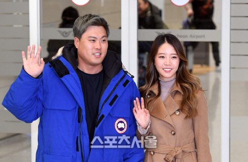 [포토]토론토 계약한 류현진, 아내 배지현과 귀국 인사