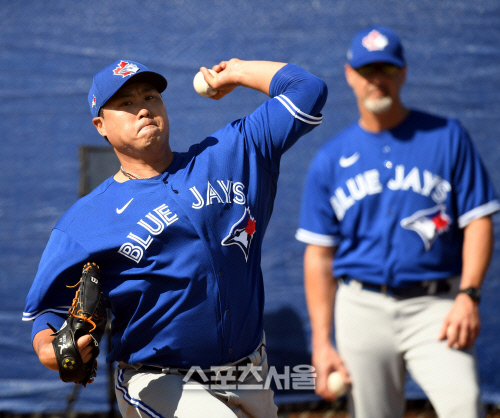 [포토] 류현진, 투수 코치 앞에서 괴력투
