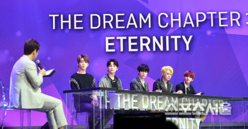 투모로우바이투게더(txt), 조충현 아나운서와[포토]