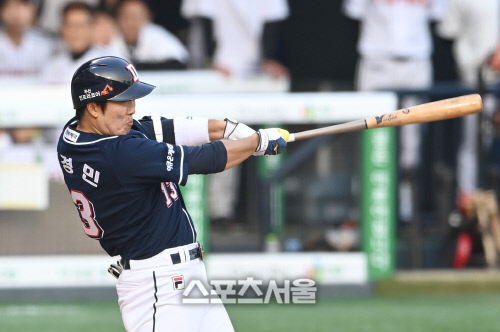 [포토]2타점 3루타 두산 허경민, 힘찬 스윙