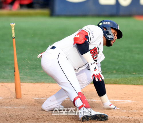 [포토] 페르난데스 \'넘어지면 안돼\'