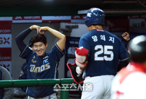 [포토]양의지를 향해 하트 만들어보니는 박민우