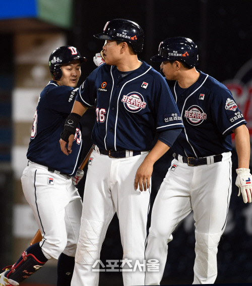 [포토]3점포 한 방으로 경기 뒤집은 두산 최주환