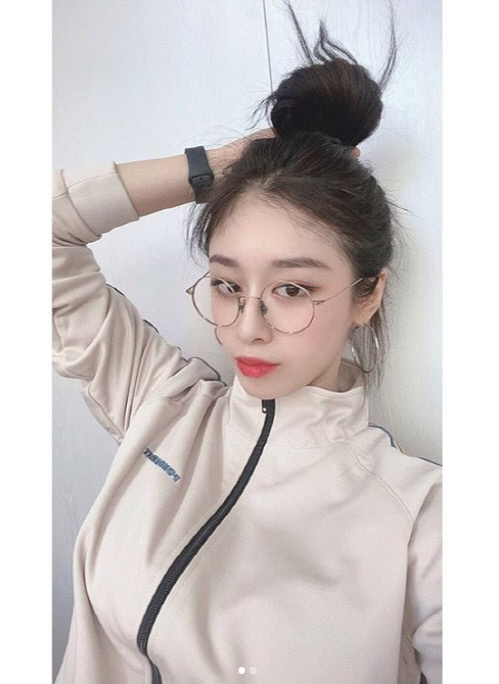 지연, '송재림과 열애설' 후 첫 근황…안경·트레이닝 복에도 빛나는 미모[★SNS]
