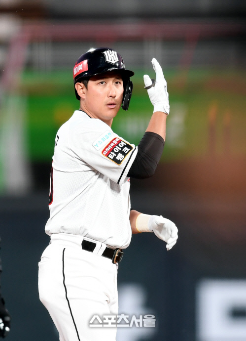 [포토] 황재균, 3회 1점 더 달아나는 2루타