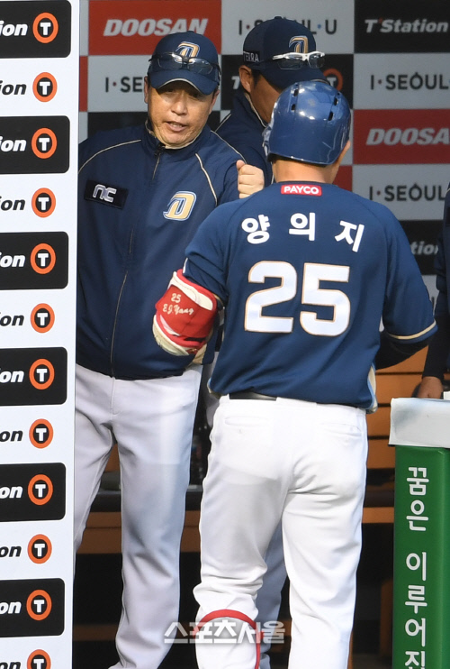[포토]양의지의 홈런 축하하는 이동욱 감독