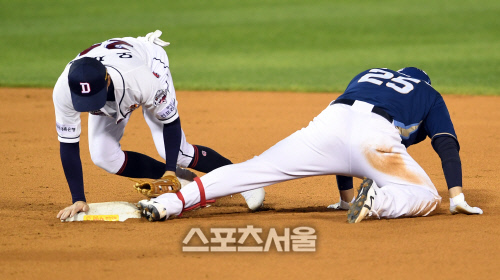 [포토]2루에서 부딪히는 양의지와 오재원