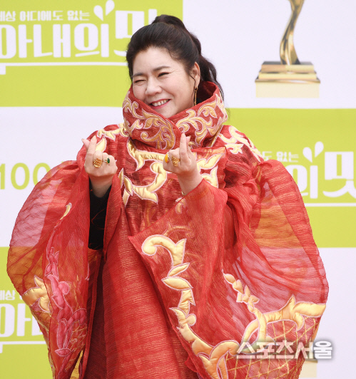 [포토] '중국 마마' 화려한 드레스 맵시~!