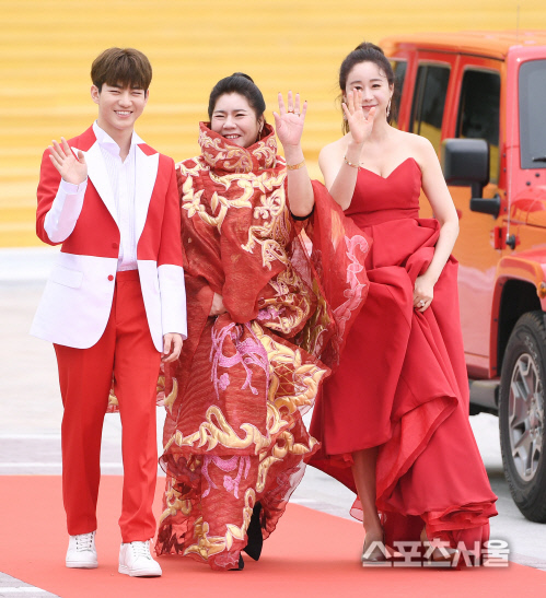 [포토] 진화-함소원 부부, 어머니와 함께 레드카펫!