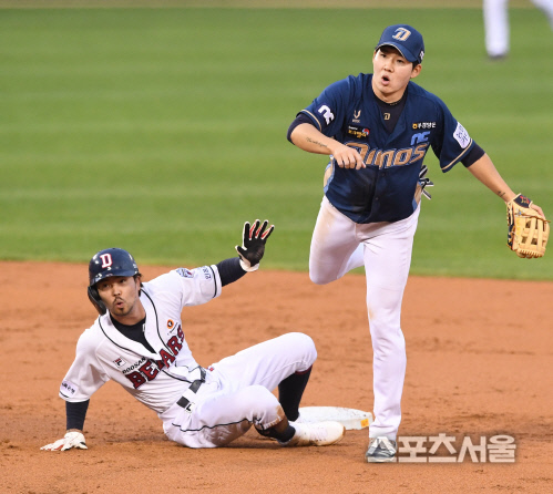 [포토] NC 박민우, 오재원 다리에 걸렸어!