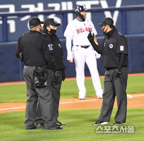 [포토] 잠실의 심판들, 신중한 논의로 판정을...