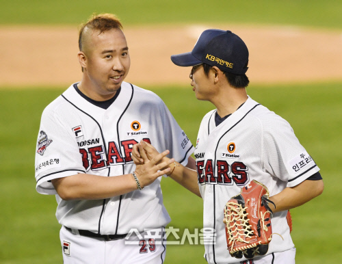 [포토] 두산 유희관-정수빈, 이렇게 고마울 데가~