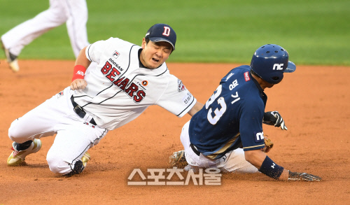 [포토]이명기 잡는 최주환, 몸을 던져서라도...