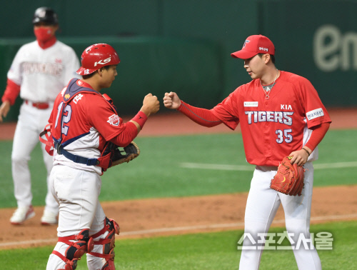 [포토] KIA 문경찬, 2-1 승리에 마침표!