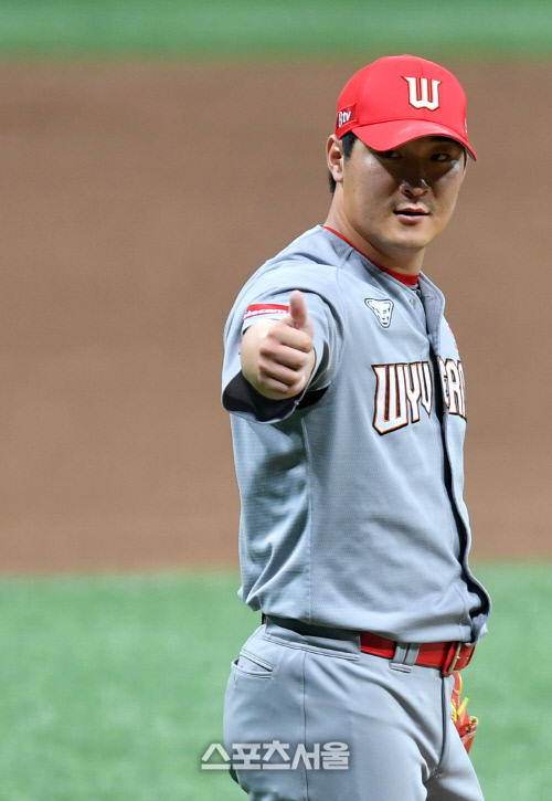 [포토]세이브 기록한 하재훈, 엄지척!