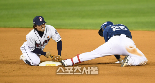 [포토]충돌에 고통스러워하는 오재원과 양의지