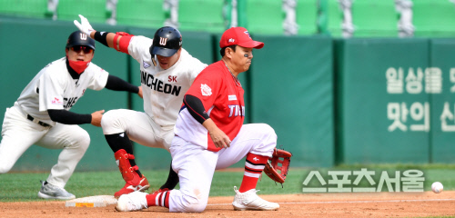 [포토]3회말 3루타 터트리는 노수광