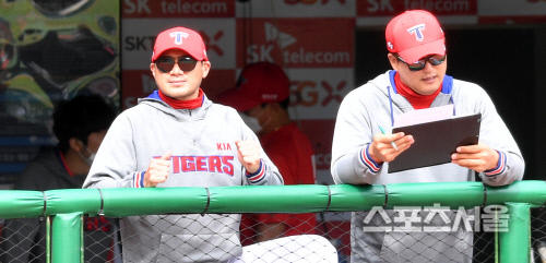 [포토]KIA 최희섭, 서재응 코치