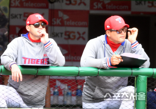 [포토]KIA 최희섭, 서재응 코치