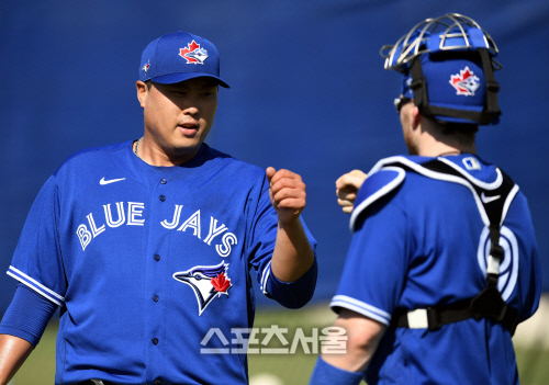 [포토] 류현진 \'존슨, 수고했어\'