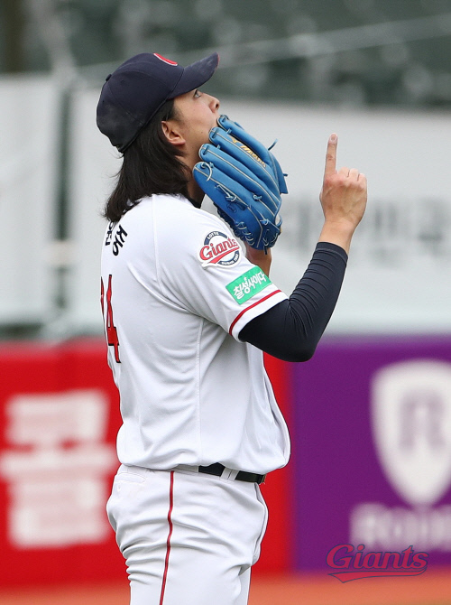 200524-키움전-36-김원중 세이브후KCH26958