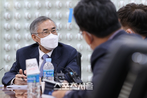 [포토]강정호 징계 논의하는 최원현 KBO 상벌위원장