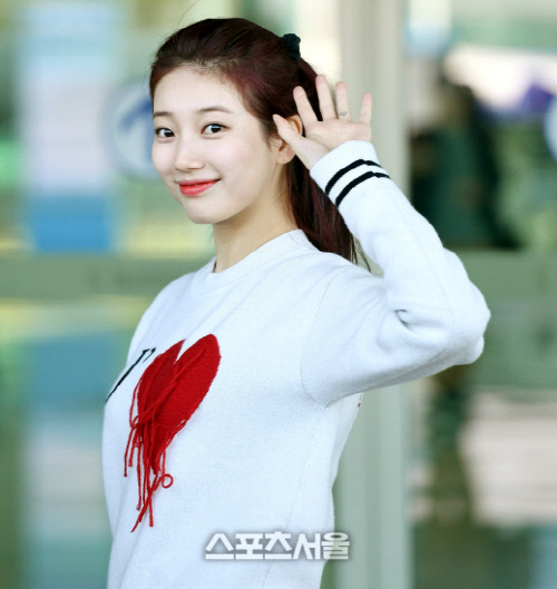 수지, 뷰티북 판매금 전액 기부 "저소득 여성 청소년 위해 쓰일 것"[공식]