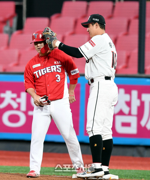 [포토] 황재균 '운 좋았네'