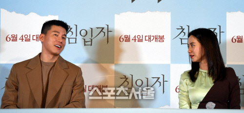 [포토] 송지효-김무열 '속닥속닥'