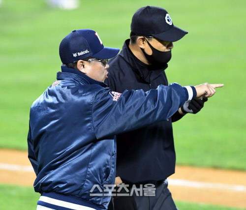 [포토] 두산 김태형 감독, 가만 있을 수가 있어야지...