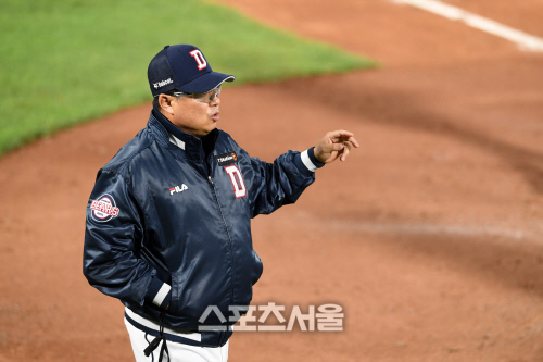 [포토]두산 김태형 감독, 교체도 알리고 어필도 하고...