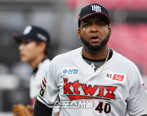 [포토] kt 데스파이네, 1회 볼넷이 아쉽지만...