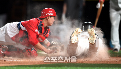 [포토]황재균의 2루타에 홈으로 파고드는 로하스