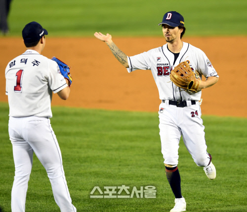 [포토] 오재원-함덕주 '이겼다'