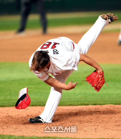 [포토]역투하는 SK 정영일, 모자가 벗겨질 만큼...