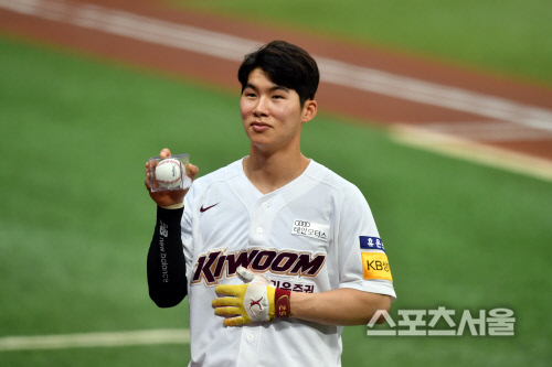 싸이클링히트 김혜성, 경기전 기록달성 기념구 전달받아 [포토]
