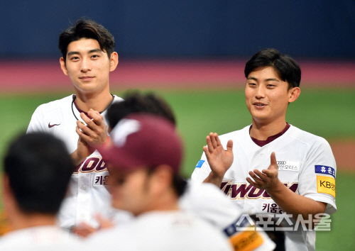 싸이클링히트 김혜성, 축하하는 이정후 [포토]