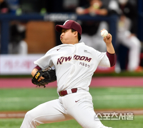 [포토]5회초 부실점 김재웅