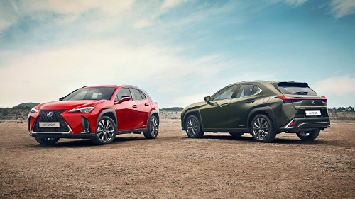 UX 250h F SPORT_익스테리어 컬러 레드(좌), 카키(우)