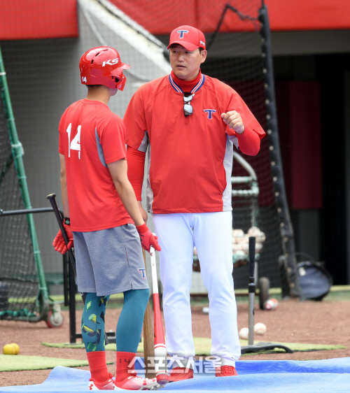 [포토] 최희섭 코치, 김규성 특별지도