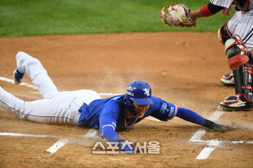 [포토]과감한 홈 쇄도로 득점하는 삼성 박찬도