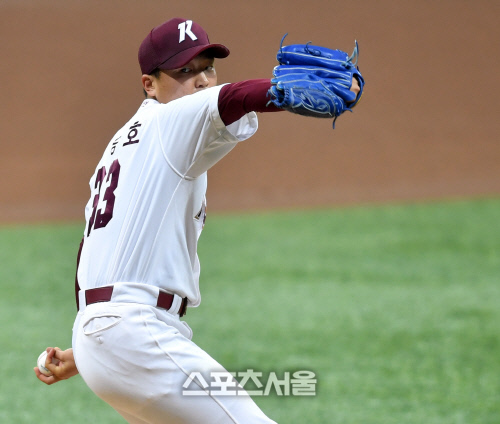 KT전 역투하는 이승호 , 1회초 로하스에 2점홈런 허용[포토]