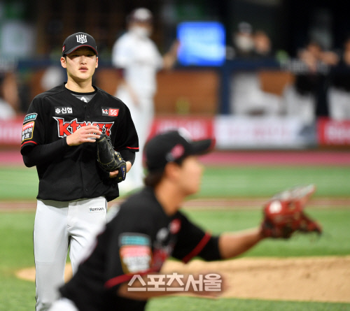 [포토]4회말 5실점 배제성, 힘겨운 마무리